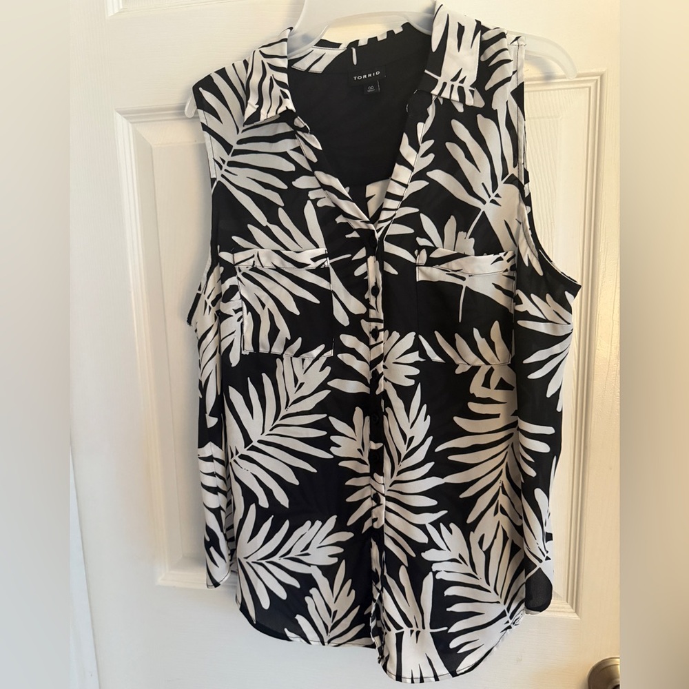 Torrid Black & White Palm Leaf Sleeveless Button-Down Blouse–Size 00 (Large 10)